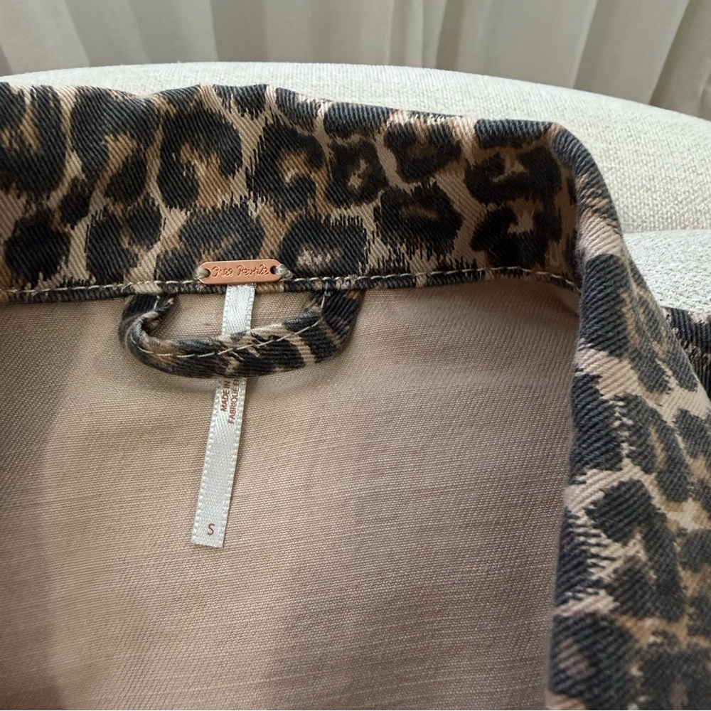 NWT Free People Leopard Print Cropped Denim Jacket - Picture 4 of 7